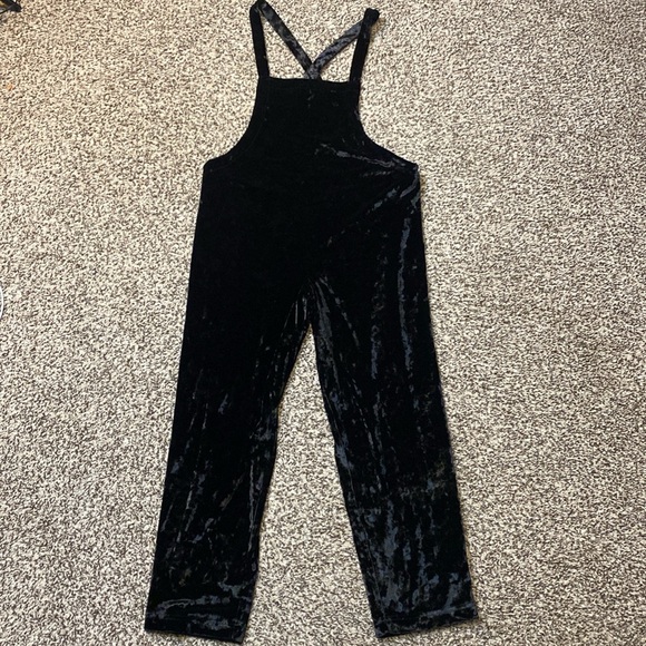 Urban Outfitters Black Lightweight Crushed Velvet Overalls - Picture 8 of 9